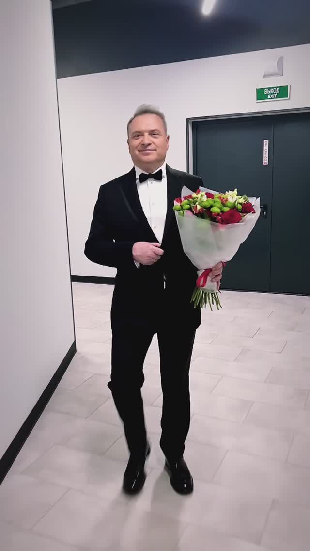 А я несу жене цветы - Берилловая свадьба 💍 #ялюблюсвоюжену #shorts #александрдобронравов смотреть онлайн