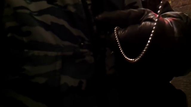 ОМОН пытается проверить документы