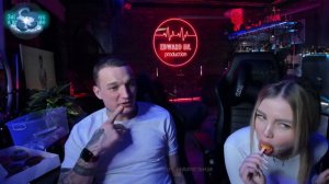 ВИКА СТРАУС ПРОСТО ЕСТ МОРОЖЕНОЕ