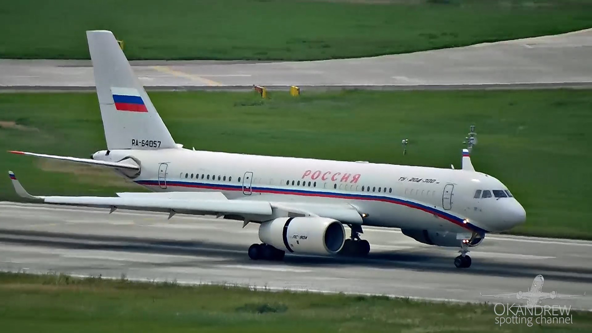 Ту-204-300 Трое братьев-близнецов. Самолеты на посадке в Сочи. смотреть онлайн