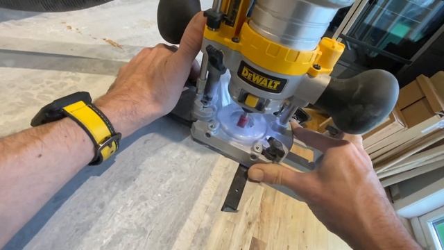 DeWalt DCW604 cordless router with parallel guide смотреть онлайн
