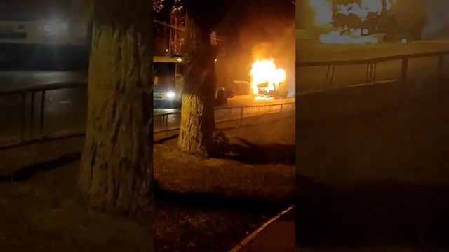 В Астрахани сгорела машина похоронного бюро смотреть онлайн