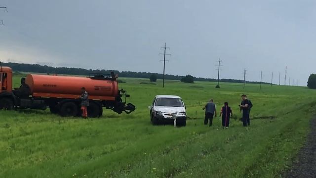 Перевенутая Нива 95 км Кушнаренково. Помогли поставить на колеса смотреть онлайн
