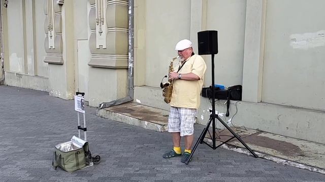 Lily Was Here saxophone cover street performer! The saxophone beautifully смотреть онлайн