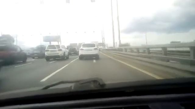 ТТК не далеко от съезда на Шоссе Энтузиастов. Подрезала и свалила через сплошную. смотреть онлайн