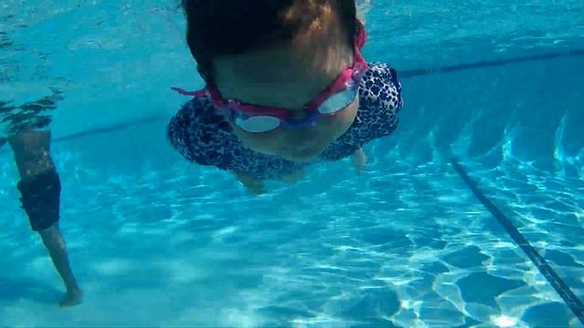 BU swiming under water смотреть онлайн