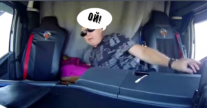 Водитель  перевернул бензовоз, потянувшись за едой.