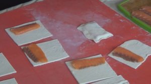 Пирожки из слоённого теста с рыбой.