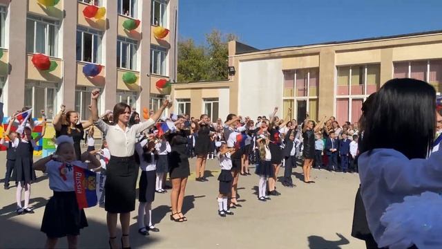 Флешмоб от старшеклассников и первоклассников в 4K | День Знаний - 2021 в Школе 35 (35 ТВ, 2021) смотреть онлайн