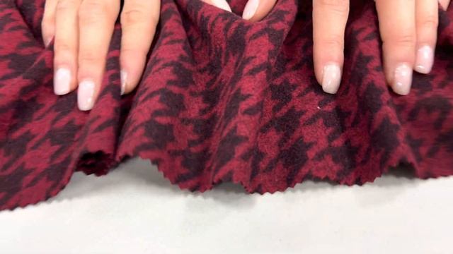 Из чего сшить длинную безрукавку? Ткань с принтом гусиная лапка бордового цвета смотреть онлайн