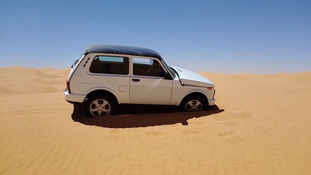 Нива Урбан/Лада Урбан/LADA NIVA URBAN засела в пустыне Сахара смотреть онлайн