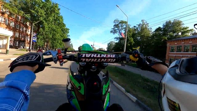 КАК не НУЖНО ЕЗДИТЬ ПО ГОРОДУ/СТАНТ С ОДНОЙ РУКОЙ НА ЗАРЯЖЕННОМ ПИТБАЙКЕ YCF BIGY 150 MX MOTARD смотреть онлайн