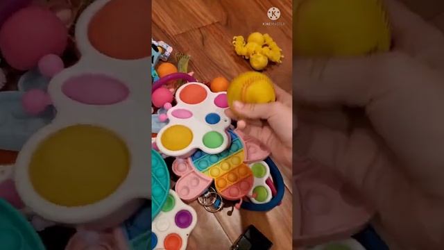 A random color generator picks the color of my fidget pack pt. 3 смотреть онлайн