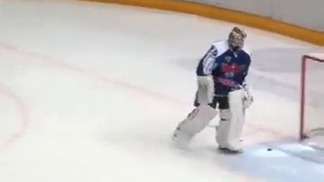 Вратарь психанул и получил за это наказание от бога за сломанную клюшку смотреть онлайн