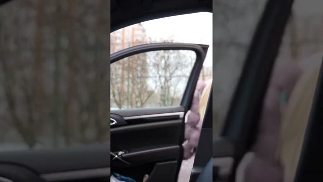 Немного испортил воздух в авто, пока ждал подружку) #shorts смотреть онлайн