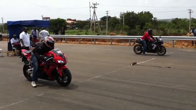 Honda cbr 1000rr vs Yamaha R1 смотреть онлайн