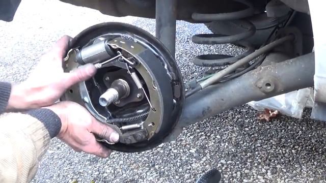 Démonter & remplacer frein à tambour arrière et cylindre de roue avec un kit prémonté смотреть онлайн