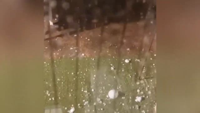 Hailstones the size of tennis balls destroyed cars and houses in Châteauroux, France смотреть онлайн