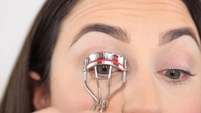 How To Use An Eyelash Curler