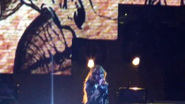 Miley Cyrus Every rose has its thorn, live in Ecuador 2011 смотреть онлайн