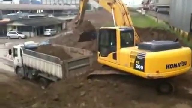 Экскаватор Komatsu PC200 - погрузка грунта в самосвал