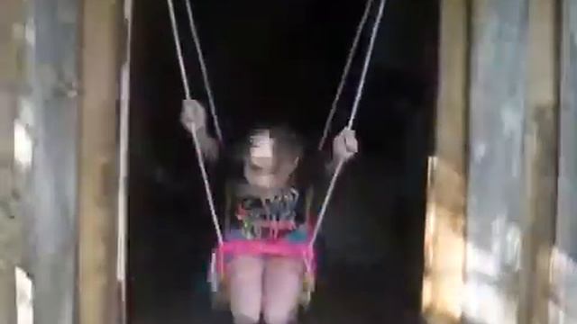 Девочка падает с качелей смотреть онлайн
