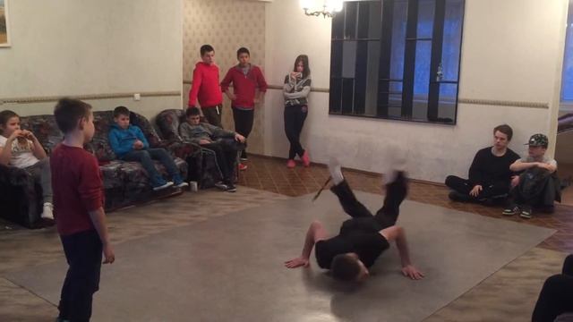 Волнорез - Зимний лагерь 2016 - Тренировочные баттлы 1x1 - Мишаня vs Росомаха смотреть онлайн