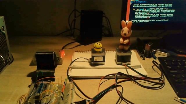 Raspberry Pi 3, WiringPi Python wrapper, DRV8825 and bipolar steppers test run смотреть онлайн