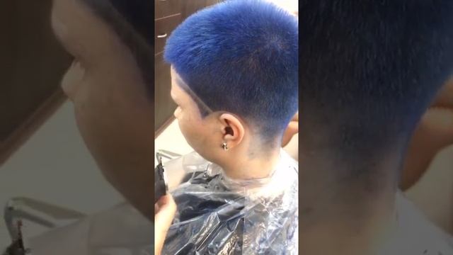 Яркое окрашивание в сочный синий и Hairtattoo смотреть онлайн