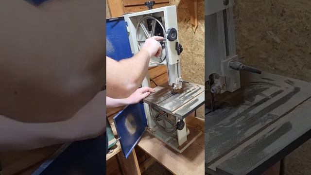 changing the blade of my 10" #rikon bandsaw. #bandsaw #woodshoplife #woodworking #holzbearbeitung смотреть онлайн