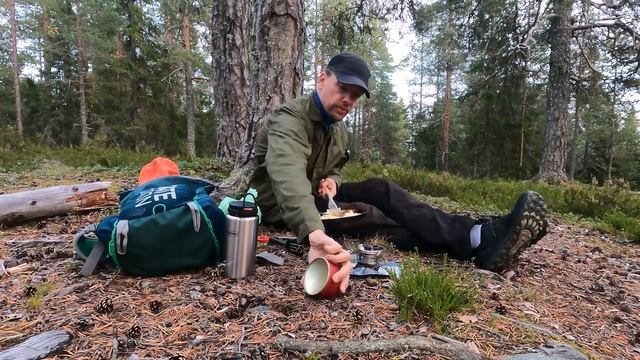 Frying Eggs on a Hunter Frying pan and Coffee with Trangia Coffee Kettle Omnifuel Stove in the Wood смотреть онлайн