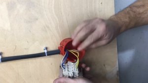 Как подключить двухклавишный проходной выключатель с двух / трех мест, схема подключения