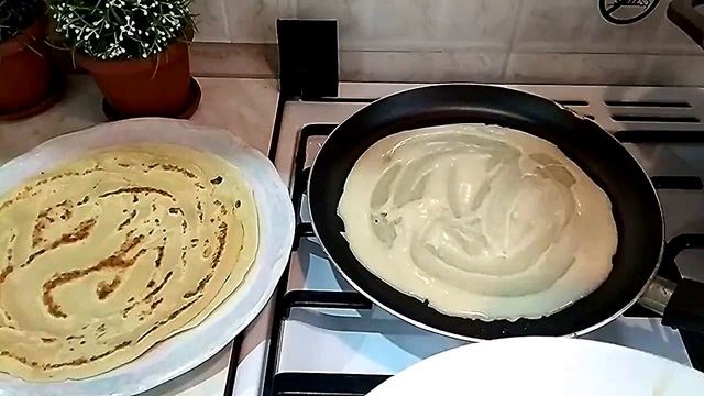 Как приготовить ТОНЕНЬКИЕ БЛИНЧИКИ,блинчики на молоке с бананом и клубникой ,ПОШАГОВЫЙ РЕЦЕПТ смотреть онлайн