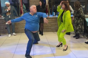 Ржачные танцы гостей на корпоративе нового года