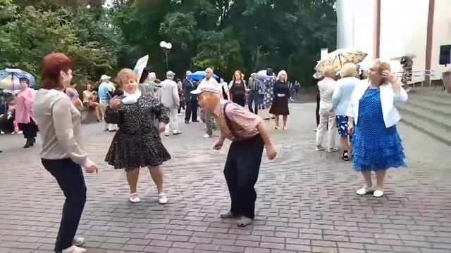 22.07.23г..."ЗА Четыре МОРЯ"... на танцполе в Гомельском парке... смотреть онлайн