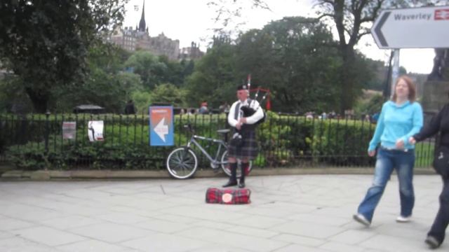Near the Sir Walter Scott monument смотреть онлайн