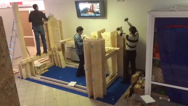 Сборка выставочного стенда из двойного минибруса смотреть онлайн