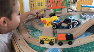 Тёма играет на детской площадке с игрушками и прыгает на батуте
