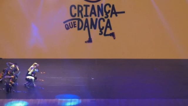 CRIANÇA QUE DANÇA 2019 GRUPO DE DANÇA CONTEMPORÂNEA DO INSTITUTO PLAYING FOR CHANGE смотреть онлайн