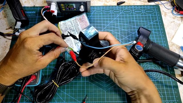 Как подключить ручку газа с вольтметром с али на электровелосипед электросамокат. Значение проводов смотреть онлайн