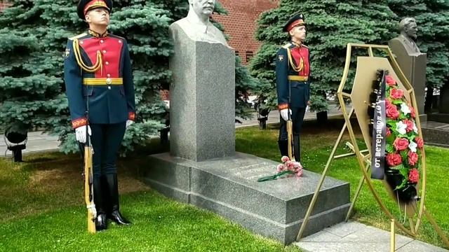 Некрополь у кремлевской стены.Возложения венка к могиле И В Сталина. смотреть онлайн