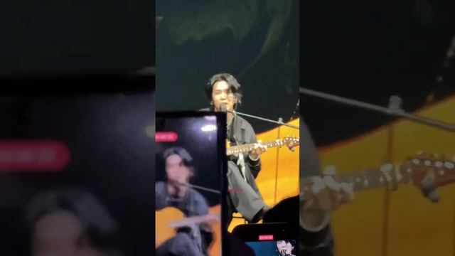 Во время концерта у Юнги лопнула струна смотреть онлайн