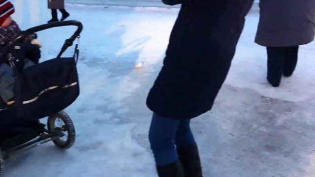 Настя на ледяном городке, фигурки из льда, горки, ёлка смотреть онлайн