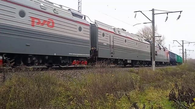 "Старый Ермак". 3ЭС5к-005 с грузовым поездом следует в парк К станции Тихорецкая. смотреть онлайн