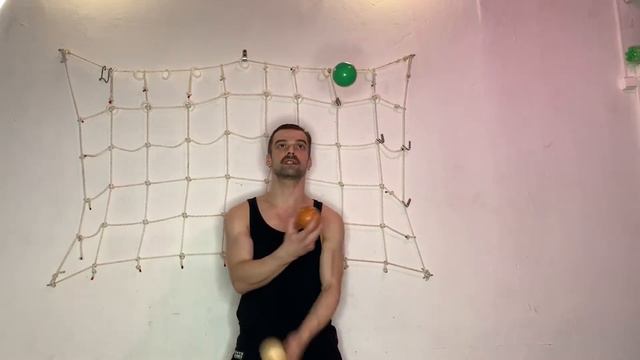 Урок 9. Каскад+ бросок из-под руки. Жонглирование. Павел Горский. смотреть онлайн
