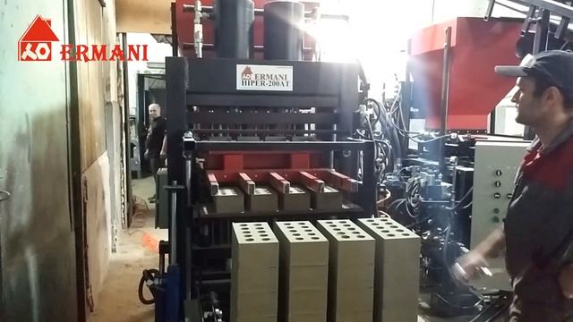 Кирпич пустотелый - гиперпрессованный. Пресс автомат. Hiper-200AT (2020) смотреть онлайн