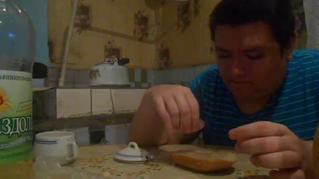 Хлеб с чесноком маслом и солью смотреть онлайн