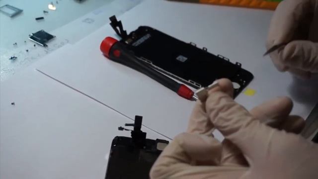 Как поменять дисплей на iPhone 5S плюс советы от Александра Саханова смотреть онлайн