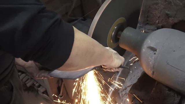Forging A Tuna Knife Out Of Rusted Leaf Spring - Taiwanese Tuna Knife