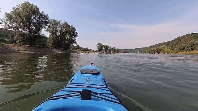 Kajak Point 65 Mercury GTX auf der Donau - Wellen nach der Begegnung mit einem Arbeitsschiff смотреть онлайн